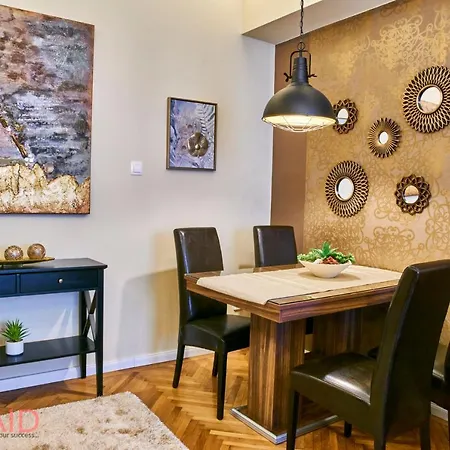 R7 Design - Hostaid *