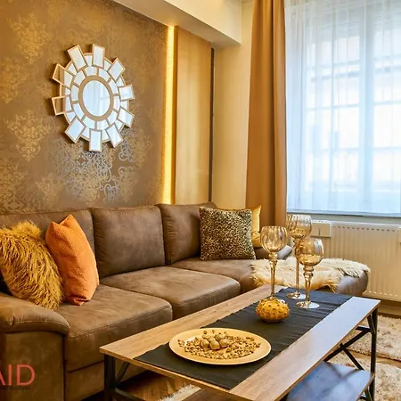 R7 Design - Hostaid بودابست